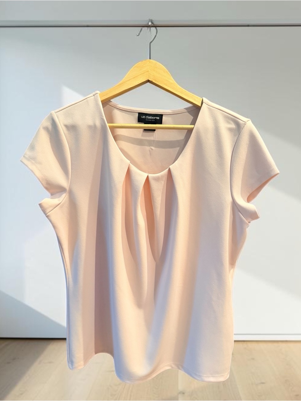 Liz Claiborne Light Blush Pleated Short Sleeve Career Blouse NWOT Sz.L w/21” P2P